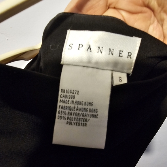 Black sleeveless evening dress with a scoop neck, by Spanner - Picture 5 of 5